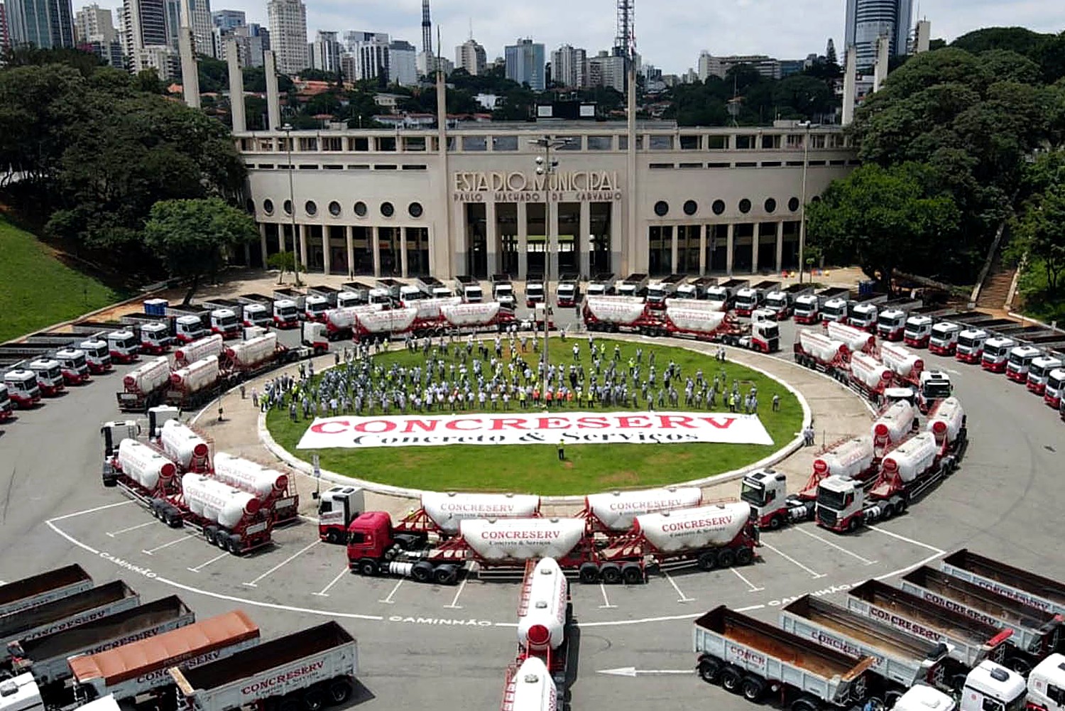 Frota da Concreserv reunida no Estádio do Pacaembu, em São Paulo