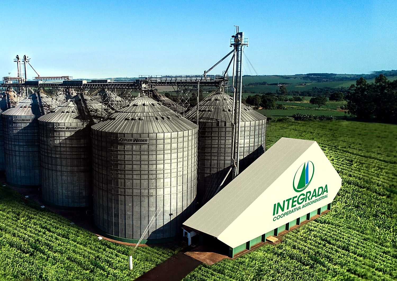 Silos de armazenagem da Integrada Cooperativa Agroindustrial em meio às lavouras