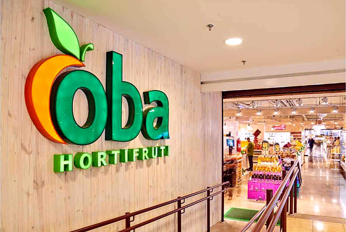 Logo Oba Hortifruti na entrada de uma loja