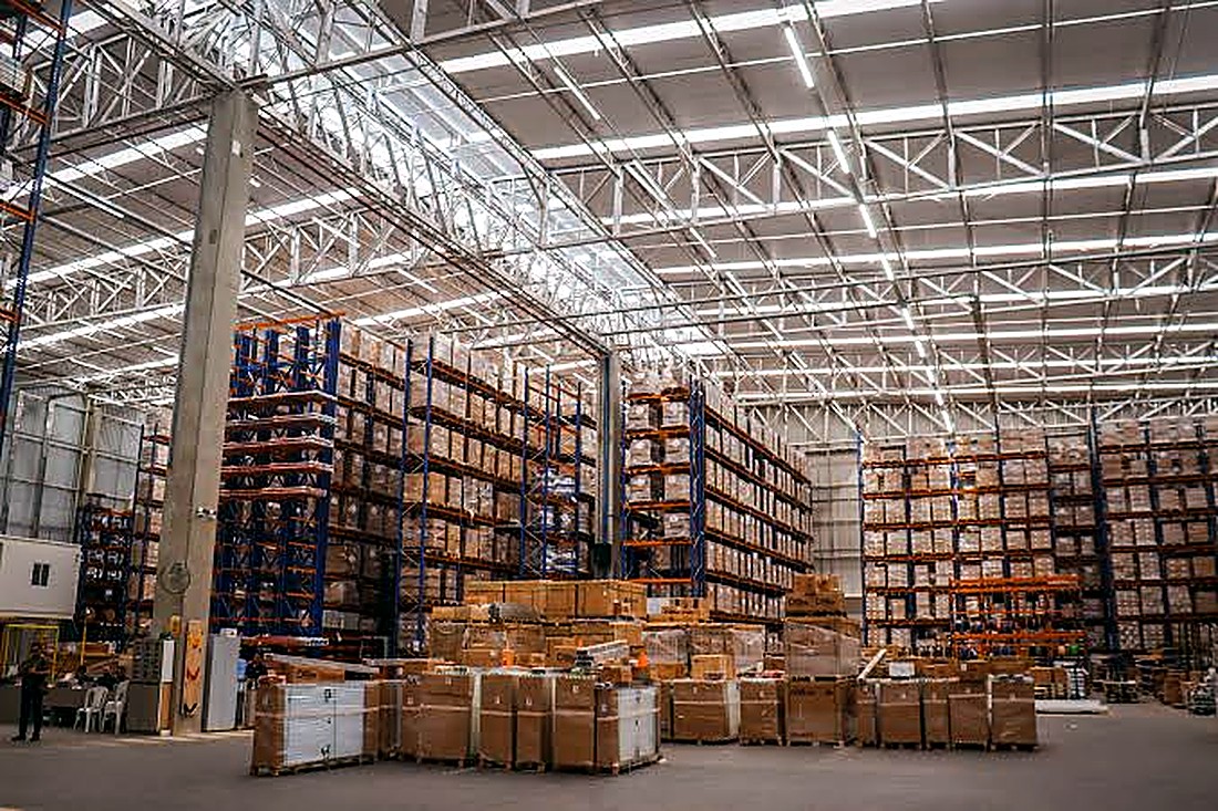 Interior do armazém da Sou Energy com prateleiras